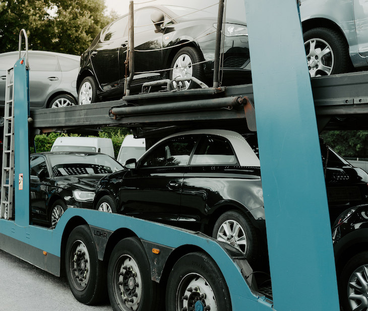 Kaip gabenti automobilius tarp prekybos salonų