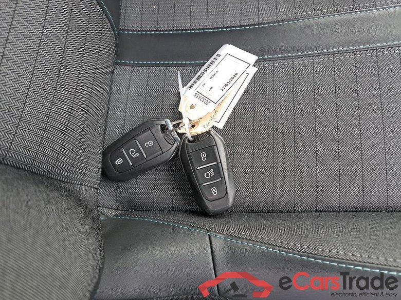 PEUGEOT - PEU 2008 BlueHDi 110PK   ***   TOTAL LOSS   ***   Allure & Connect & VisioPark I #4