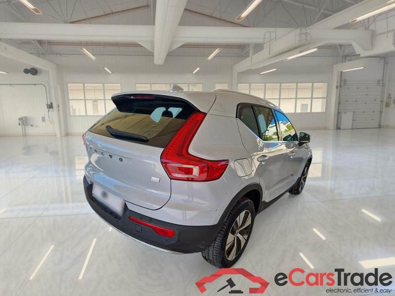 VOLVO XC40 / 2017 / 5P / SUV T4 PLUG-IN HYBRID AUTO RECH INSCRIP EXPR #2