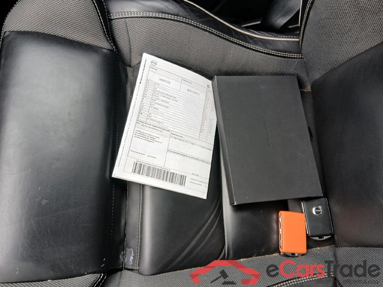 VOLVO XC60 / 2017 / 5P / todoterreno 2.0 B4 D AWD R-Design Auto #5