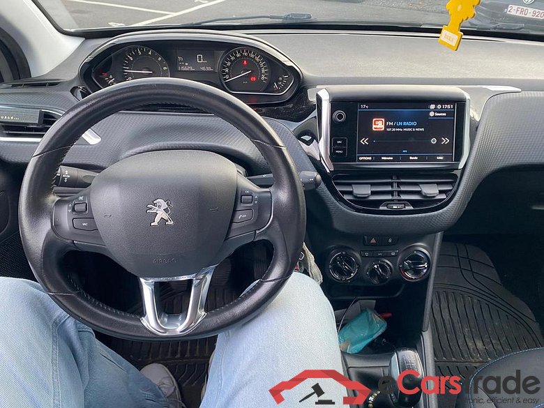 PEUGEOT 208 1.2i PureTech Style #4