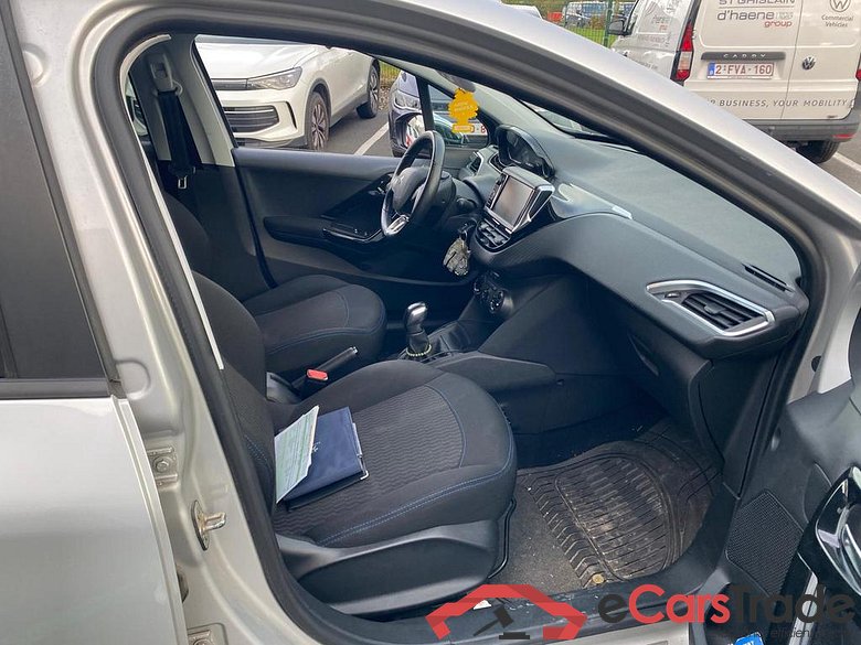 PEUGEOT 208 1.2i PureTech Style #5
