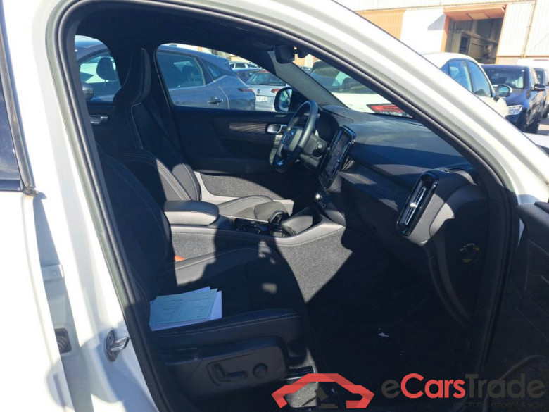 VOLVO XC40 todoterreno 2.0 B3 G Plus Dark Auto 160 CV #6