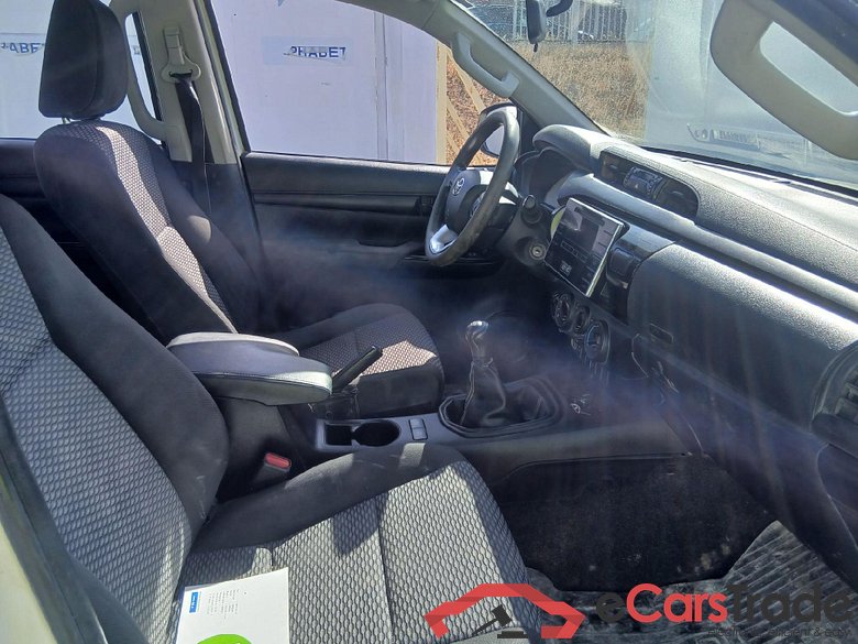 TOYOTA Hilux / 2016 / 4P / pickup 2.4 D-4D Cabina Doble GX #6