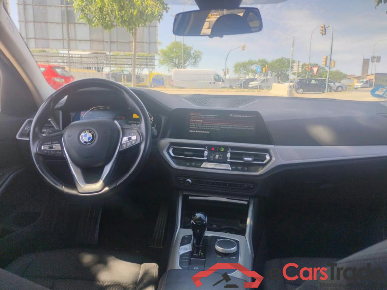 BMW Serie 3 / 2018 / 4P / sedán 318d Auto. #3