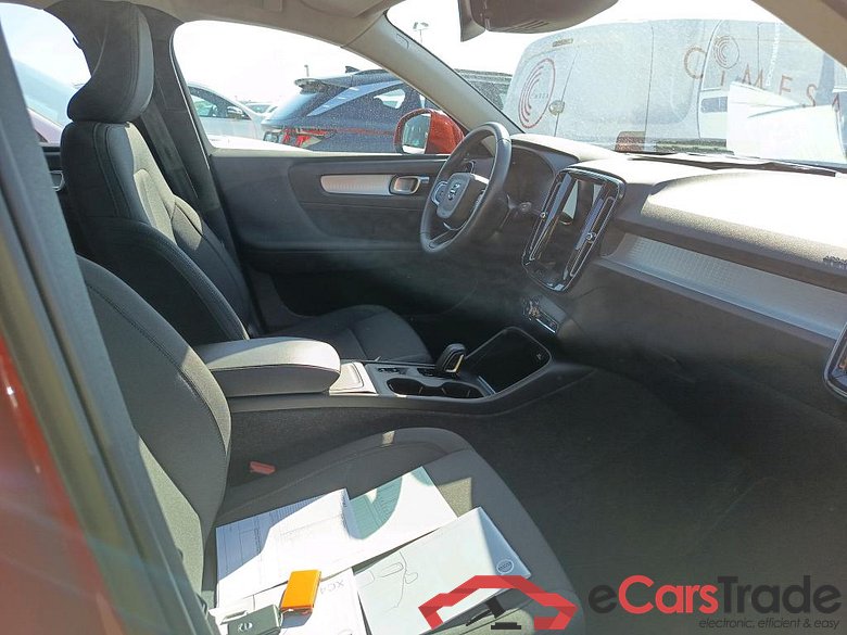 VOLVO XC40 / 2017 / 5P / todoterreno 1.5 T2 Momentum Auto #6