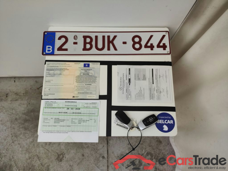 Mercedes-Benz EQB EQB 300 4MATIC Luxury Line 5d #4