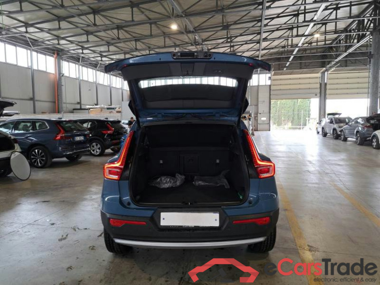 VOLVO XC40 / 2021 / 5P / SUV T5 Recharge Plug-in auto Plus Bright #5