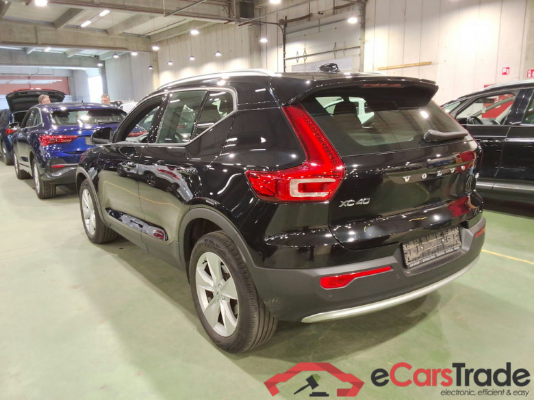 VOLVO XC40 2.0 B3 CORE DCT #2