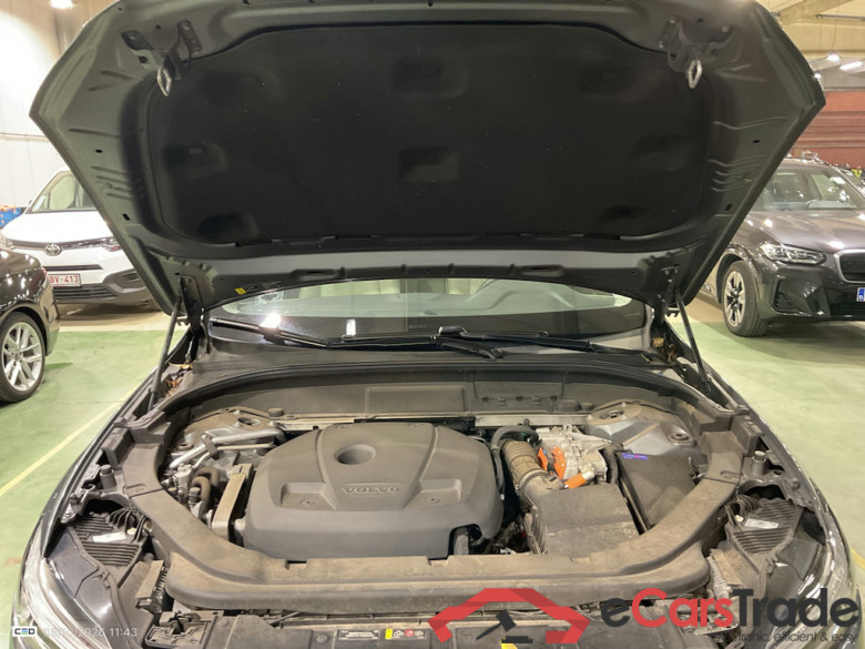 VOLVO XC60 - 2017 2.0 T8 TE AWD PHEV Momentum Pro Gear. STOCK #6